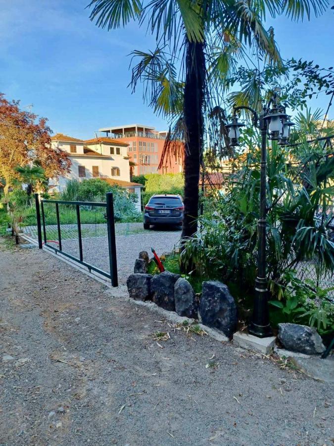 A1 Sea Downtown & Protected Parking Apartment
